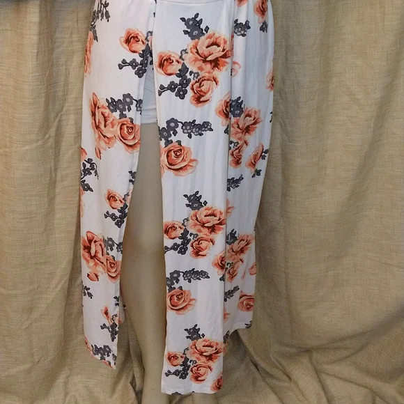 One piece dress with open front and shorts underneath - Picture 2 of 9